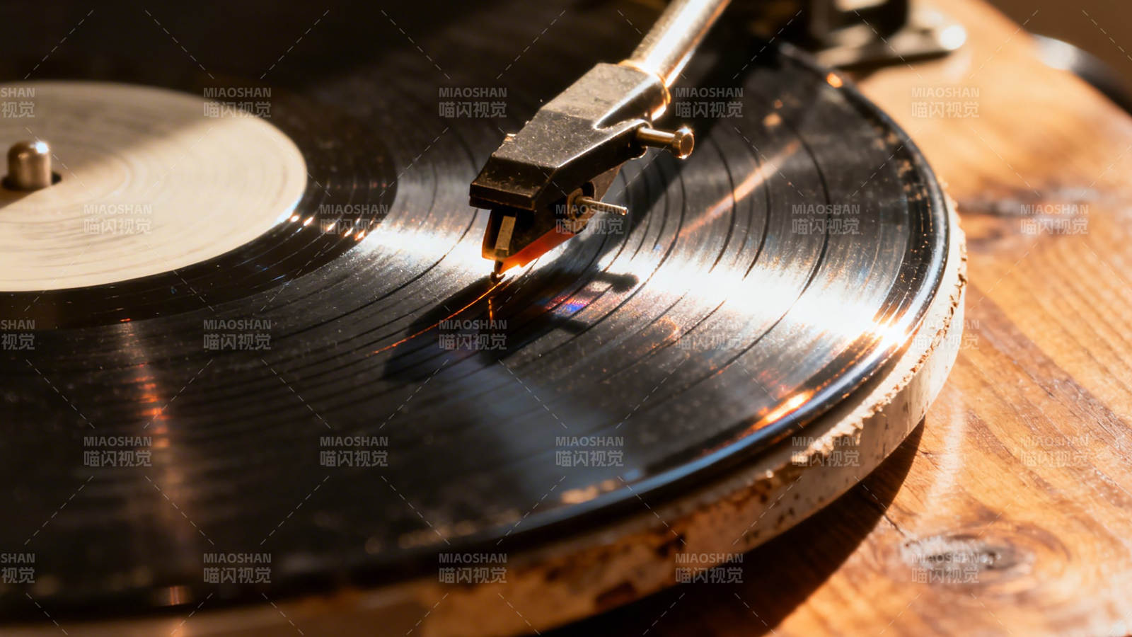 黑胶唱片播放中图片