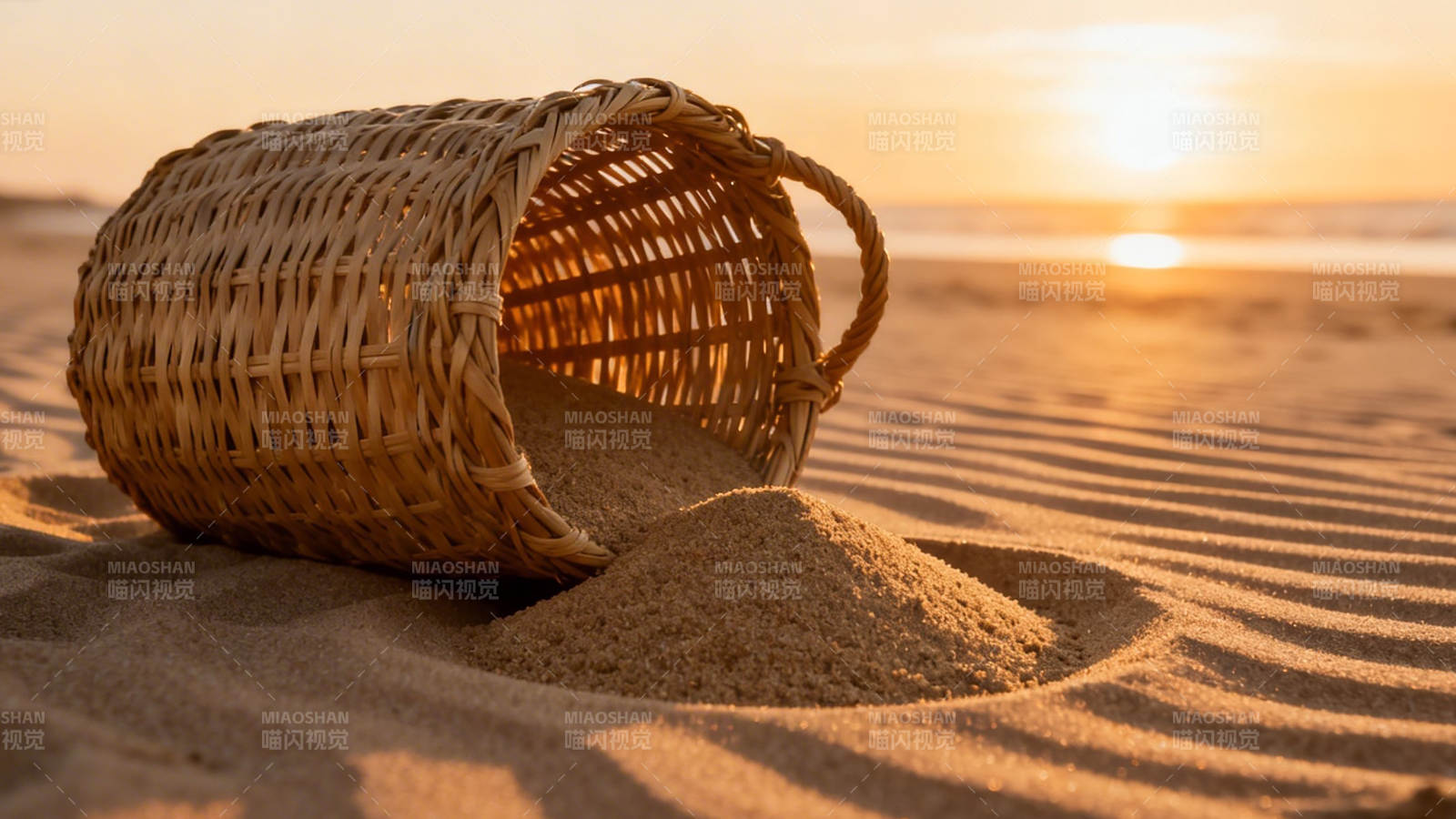 沙滩上的竹篮与夕阳图片