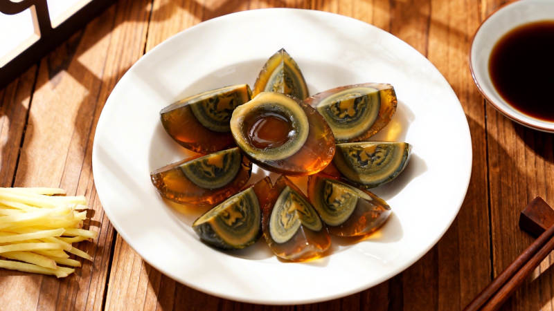 皮蛋配姜丝 佐酱油小碟图片