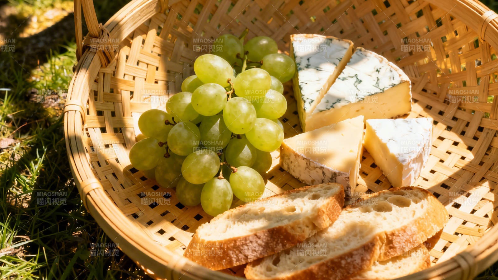 篮中奶酪葡萄面包野餐图片