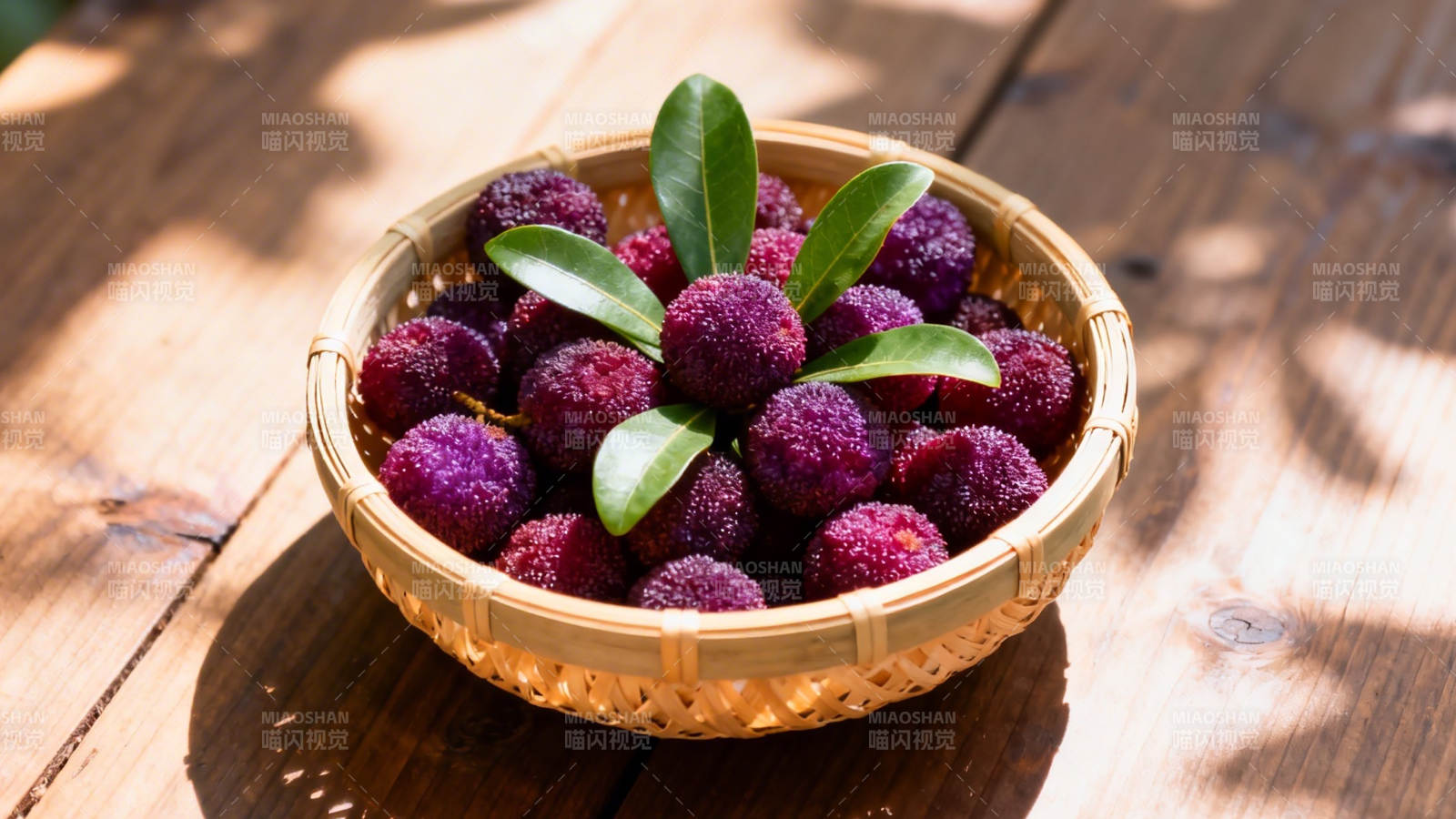 竹篮盛紫果 绿叶映阳光图片