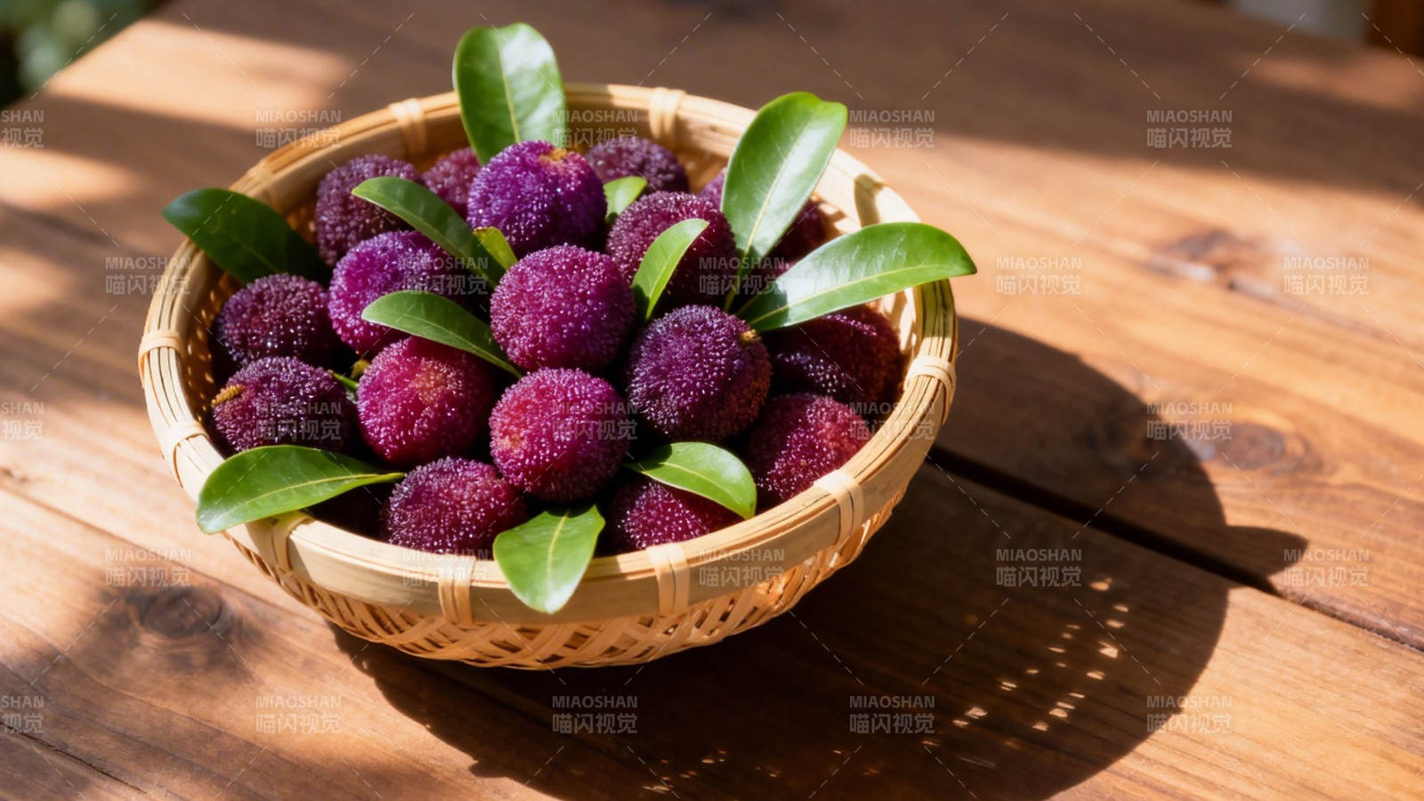 竹篮盛紫果 绿叶映阳光图片