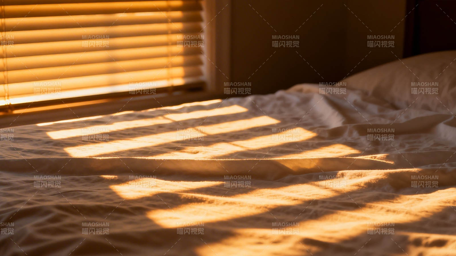 晨光斜照床榻 暖意融融图片