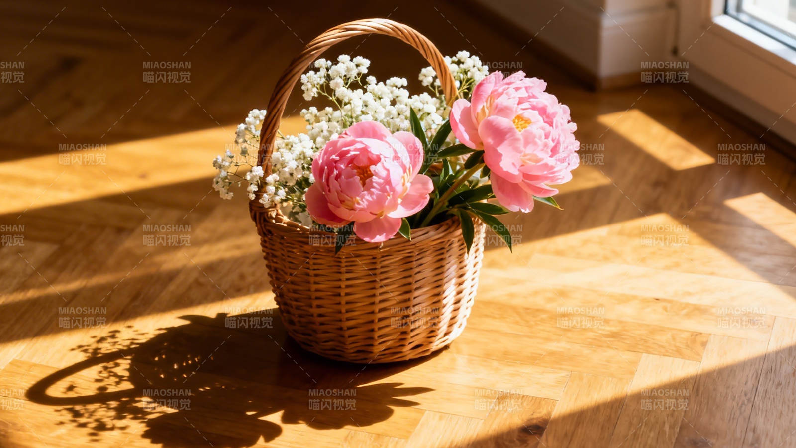 阳光花篮 粉牡丹映暖光图片