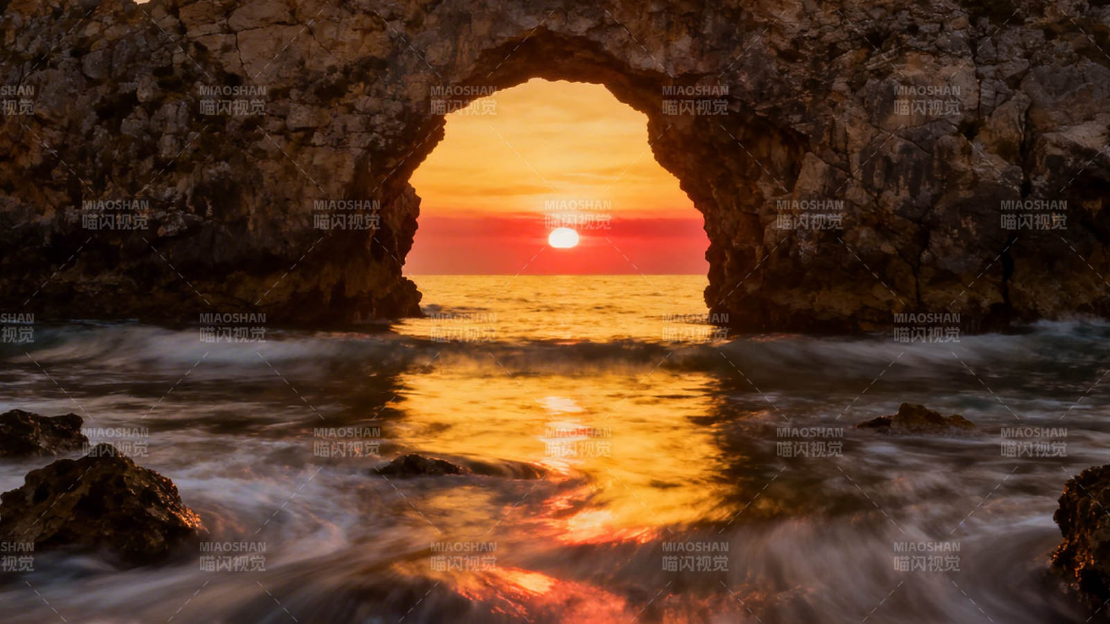 海蚀洞夕阳 金辉映浪涌图片