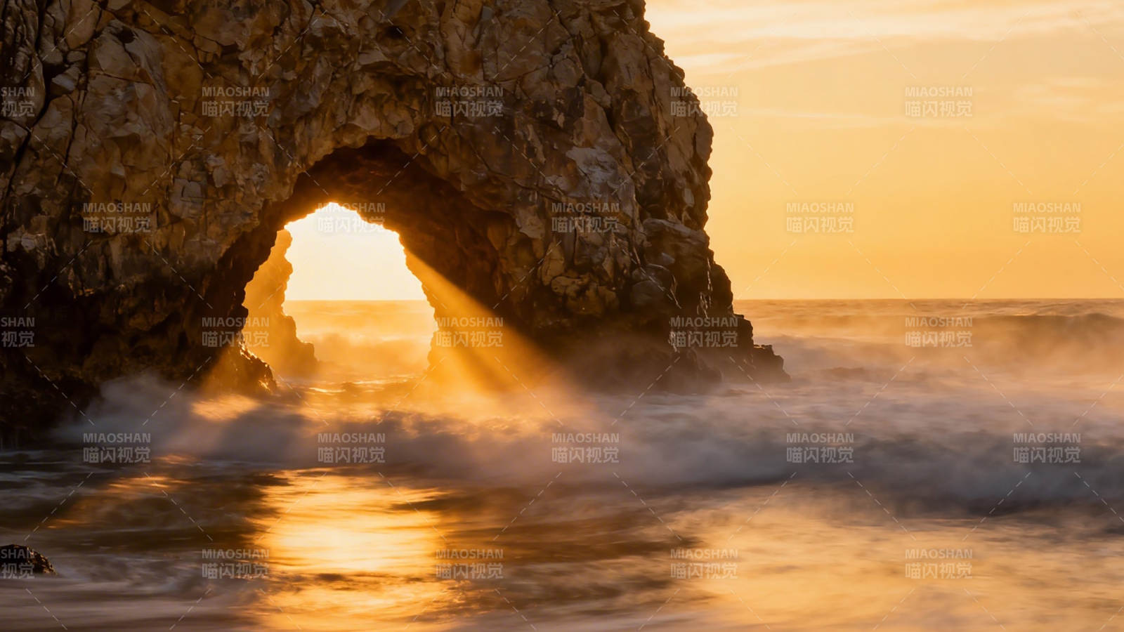 日落海蚀洞 金光穿浪来图片