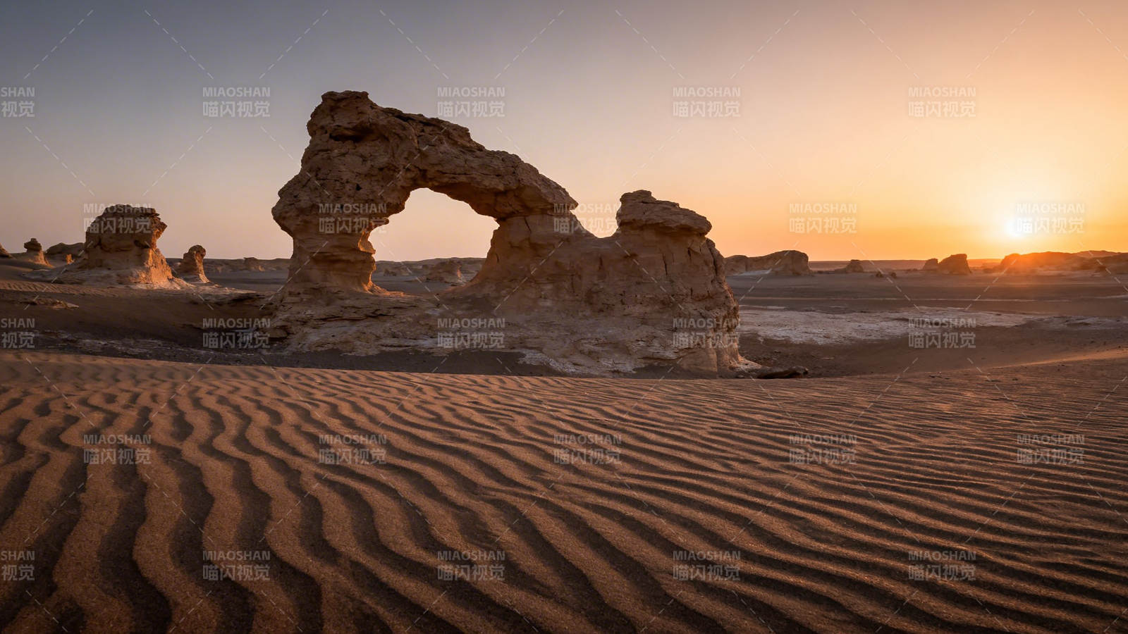 沙漠拱门 夕阳如画图片