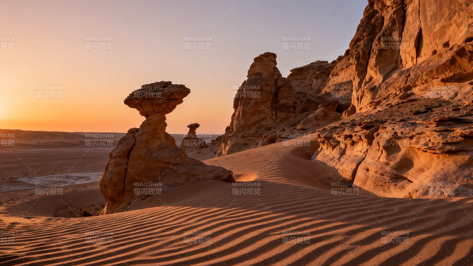 沙漠奇岩 夕阳如金图片