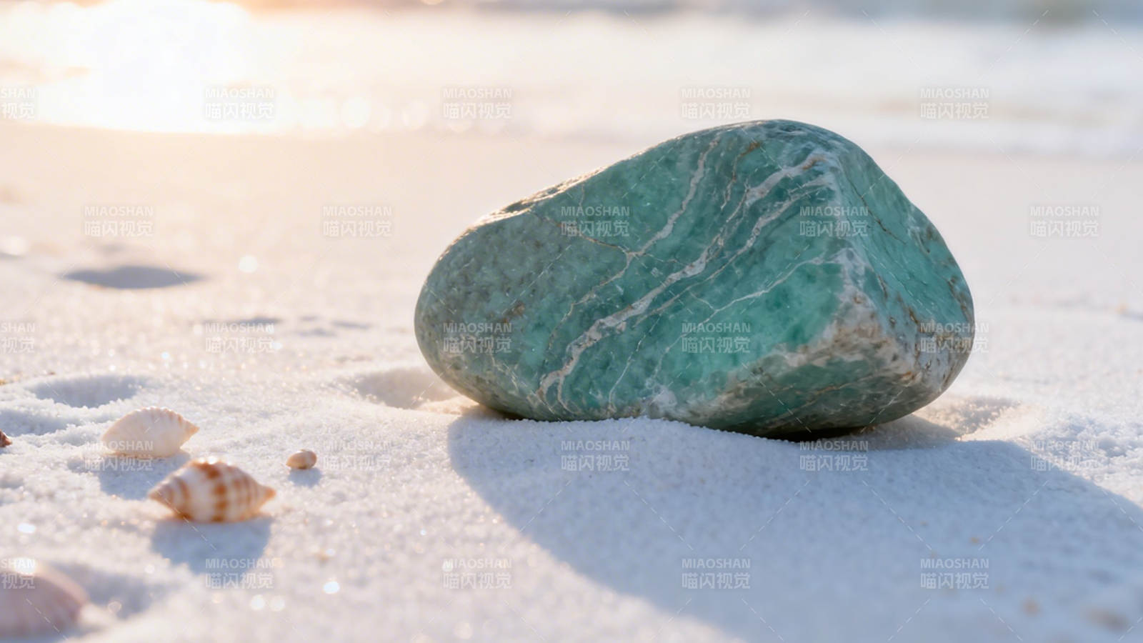海滩上的绿石与贝壳图片