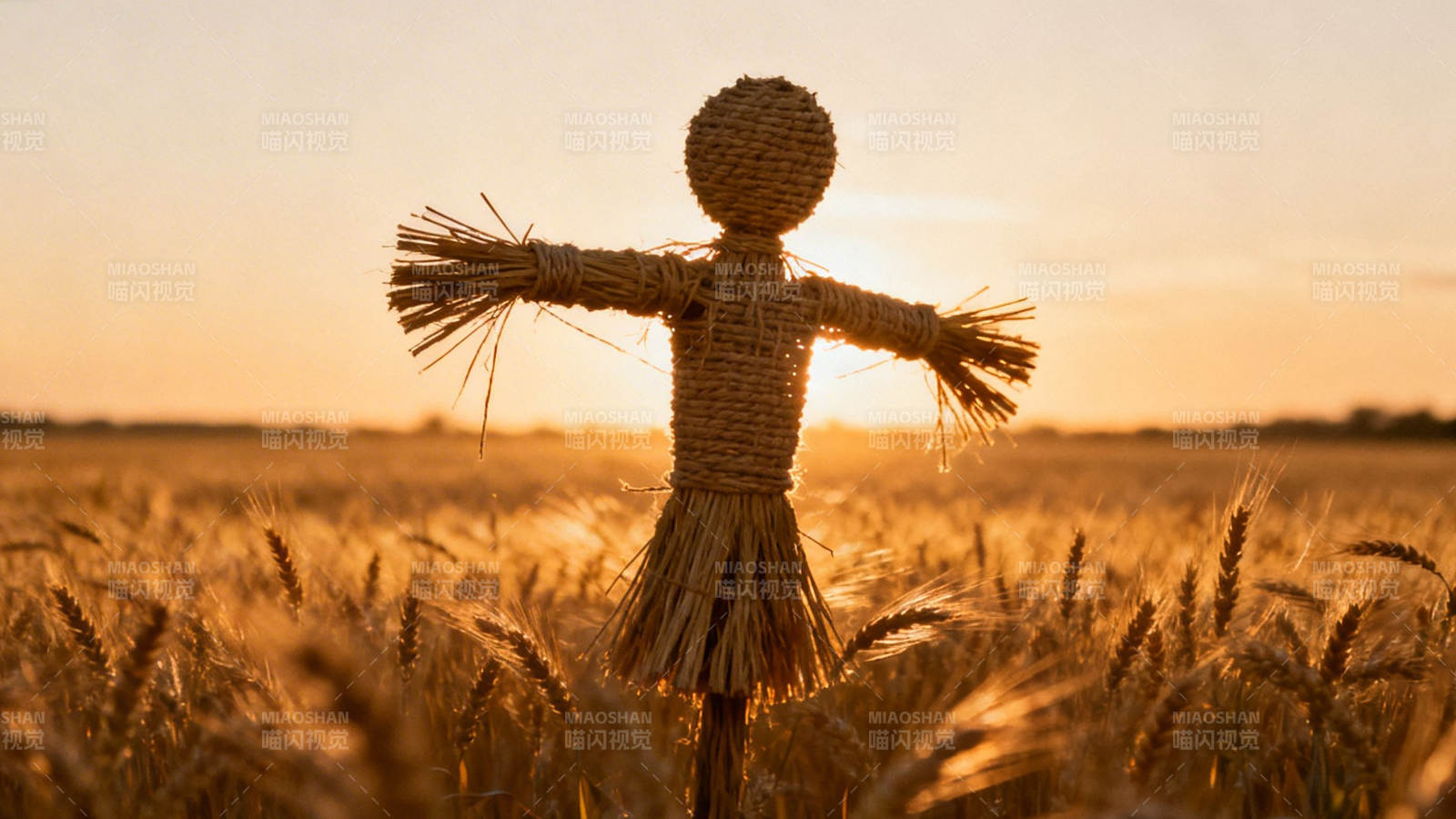 麦田稻草人 夕阳温柔守图片