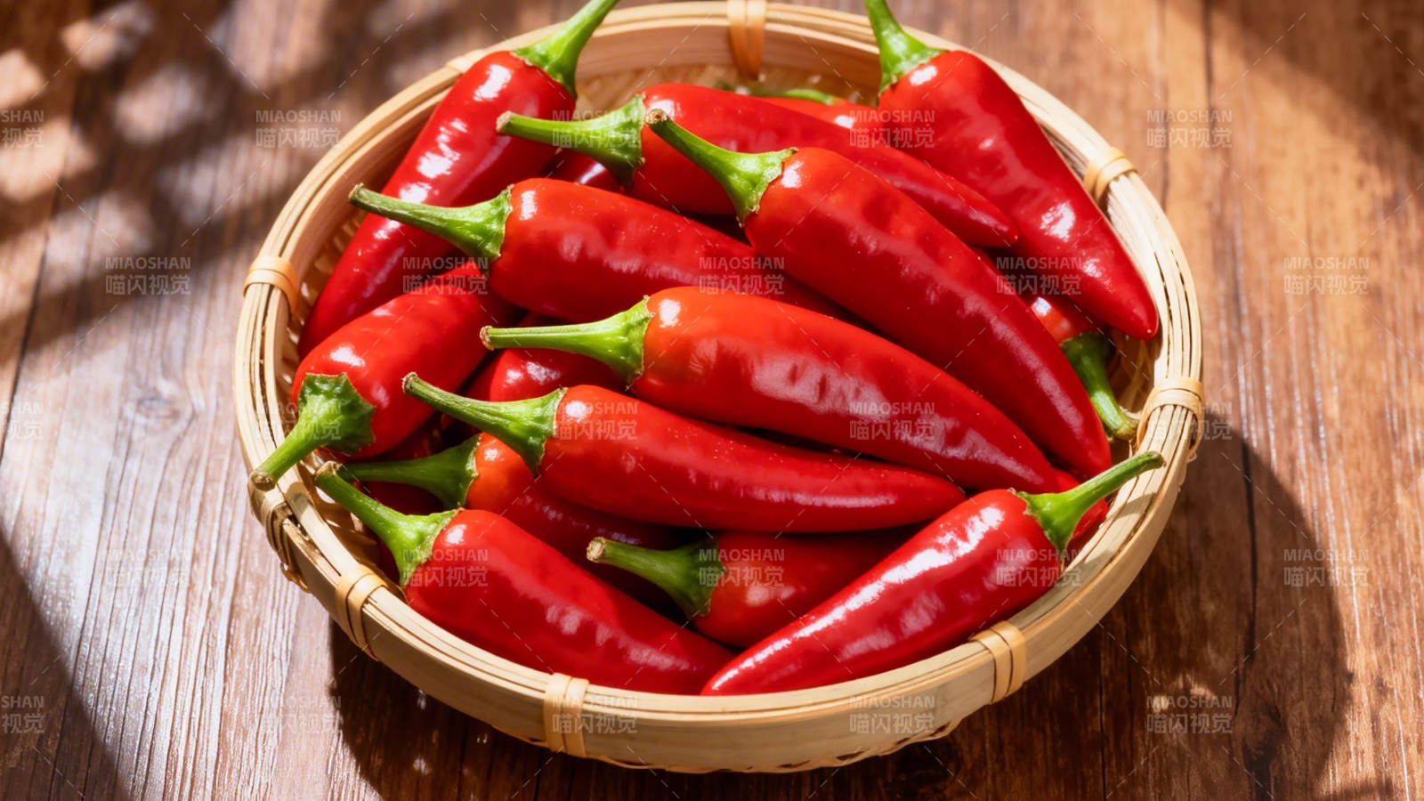 红椒满篮 鲜辣诱人图片