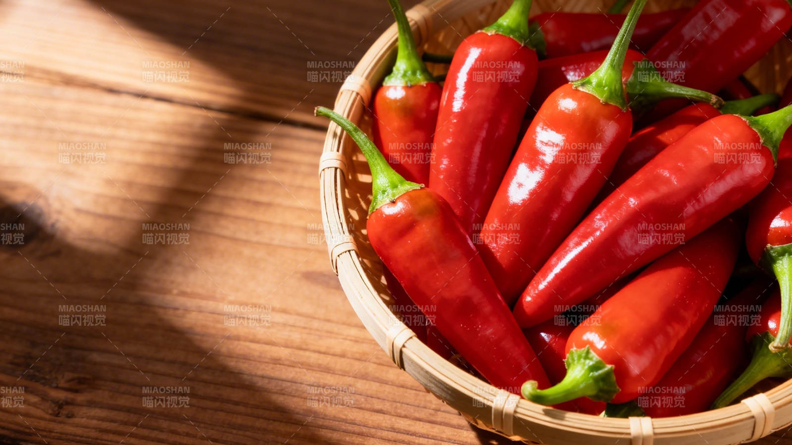 竹篮红椒 阳光木桌香图片