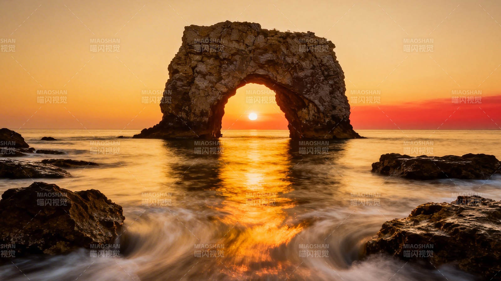日落拱门 海天一色金辉映图片