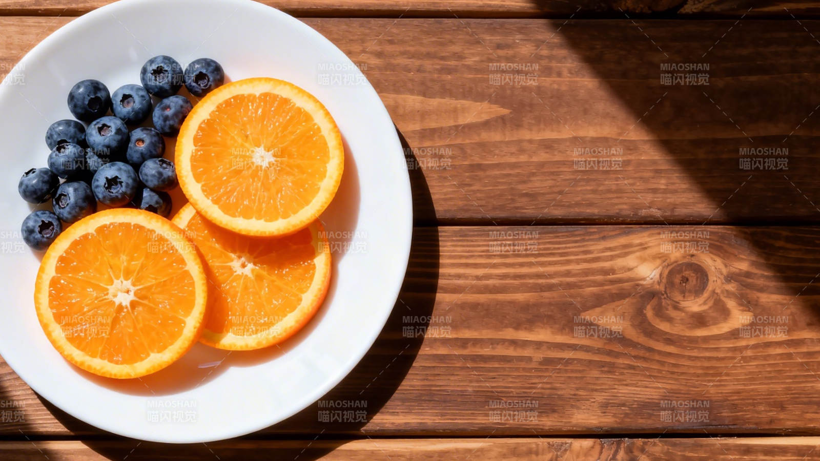 橙蓝果盘 阳光木桌静享图片