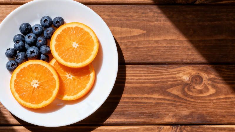 橙蓝果盘 阳光木桌静享图片