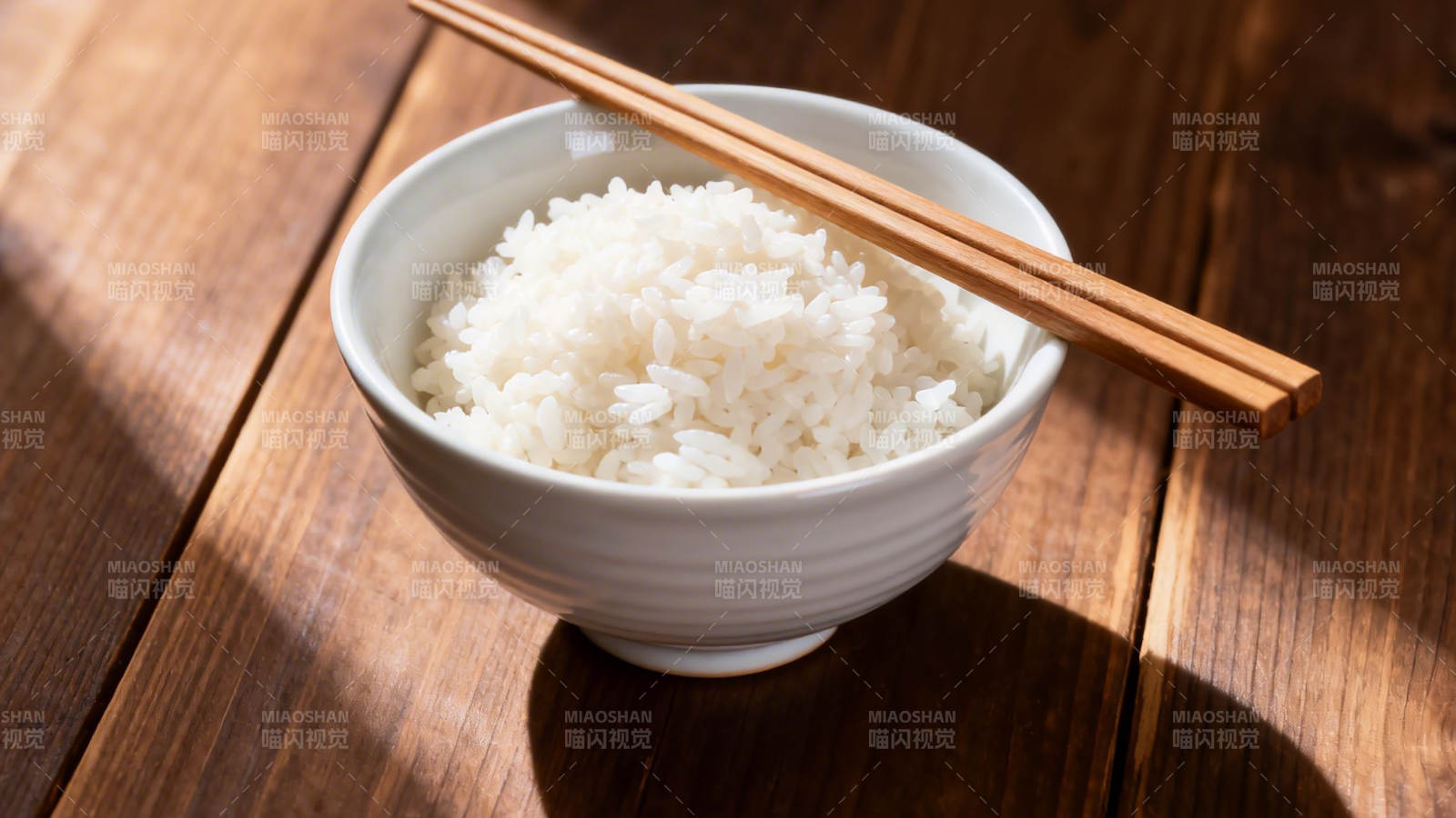白米饭配木筷 简约温馨餐景图片