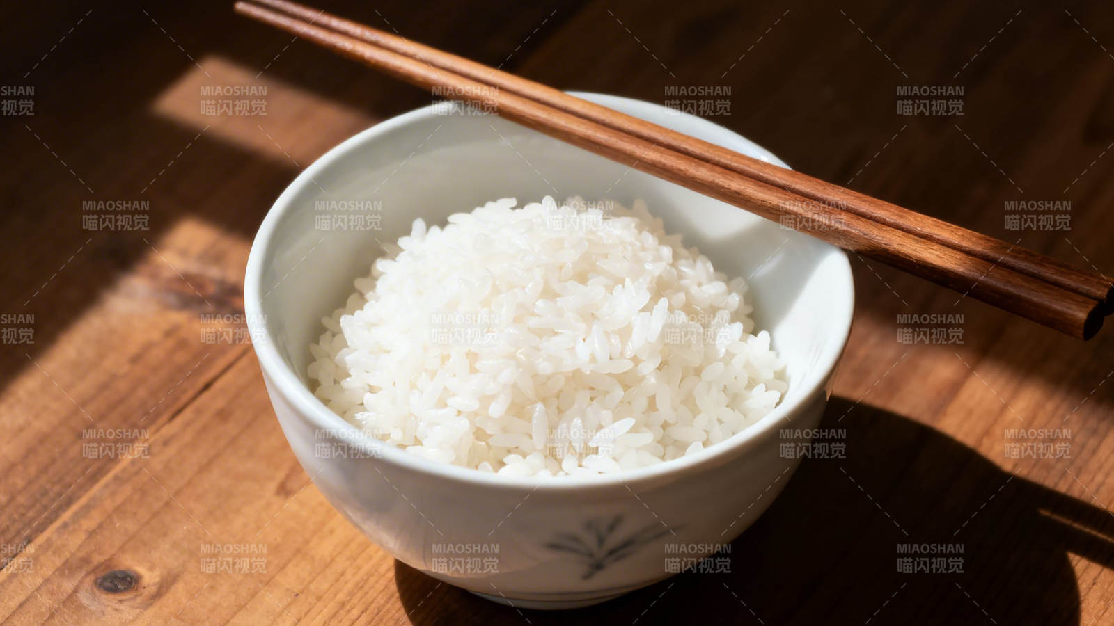 白米饭配木筷 暖光静享图片