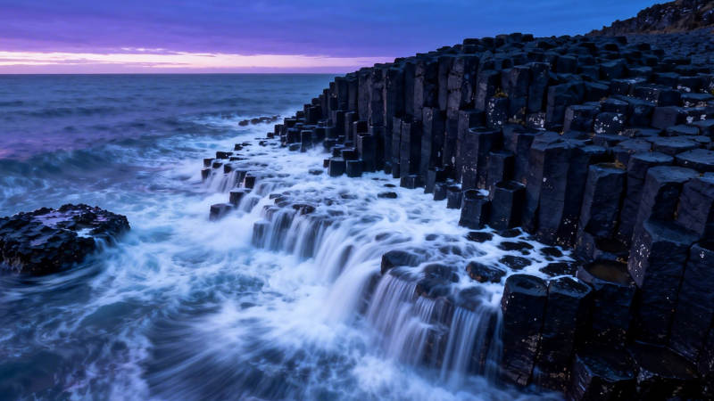 玄武岩海岸 浪涌紫霞天图片