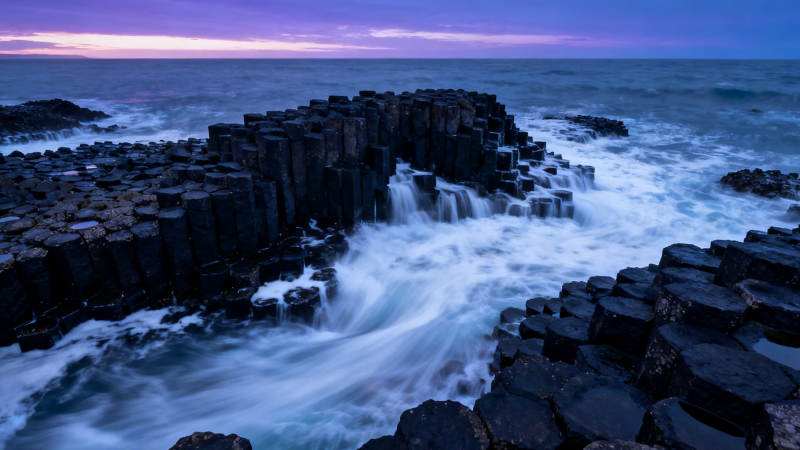 玄武岩海岸 浪涌紫霞天图片