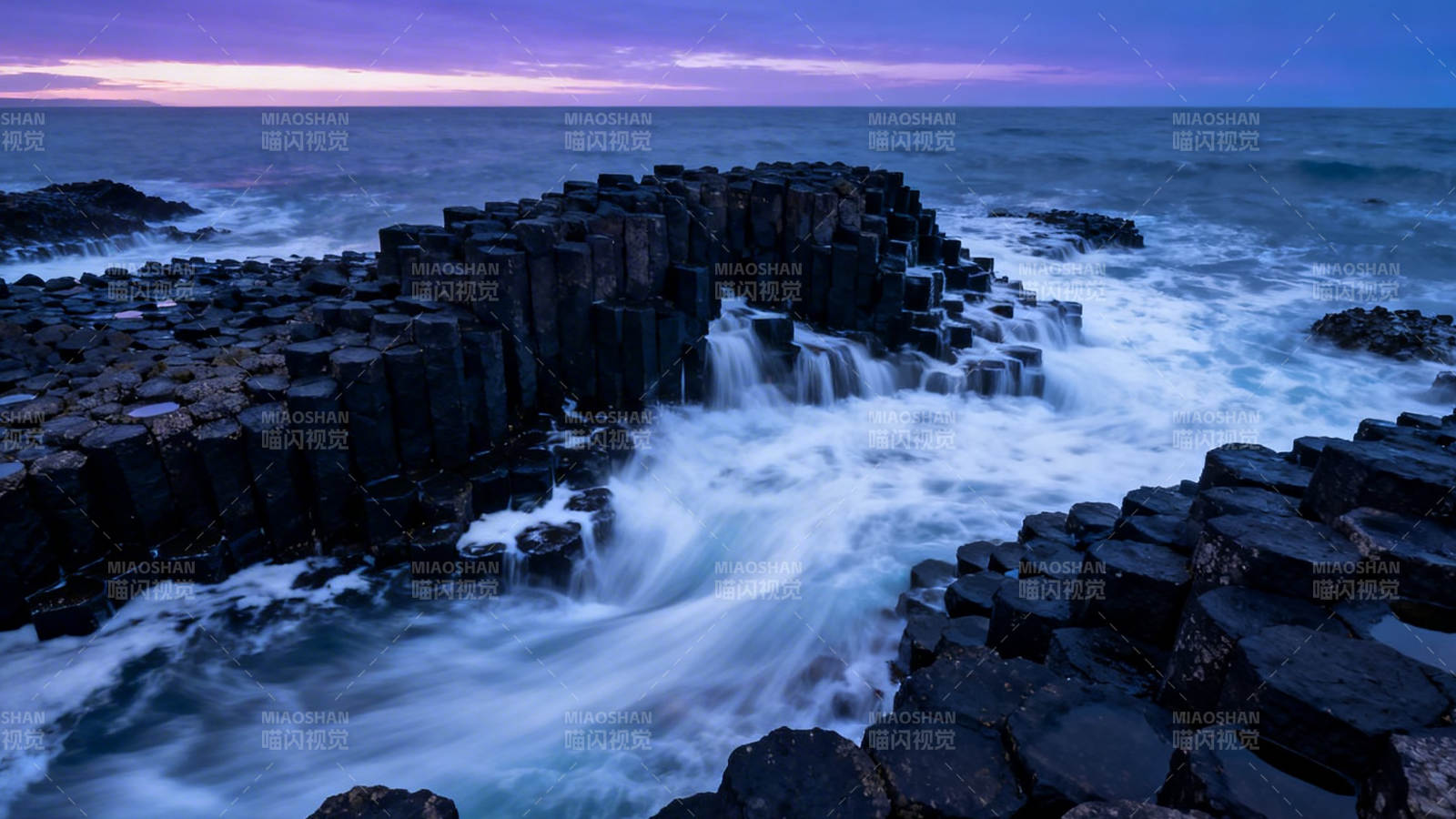 玄武岩海岸 浪涌紫霞天图片