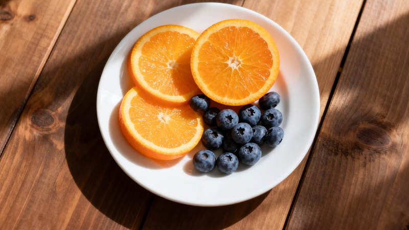 橙片蓝莓 阳光木桌早餐盘图片