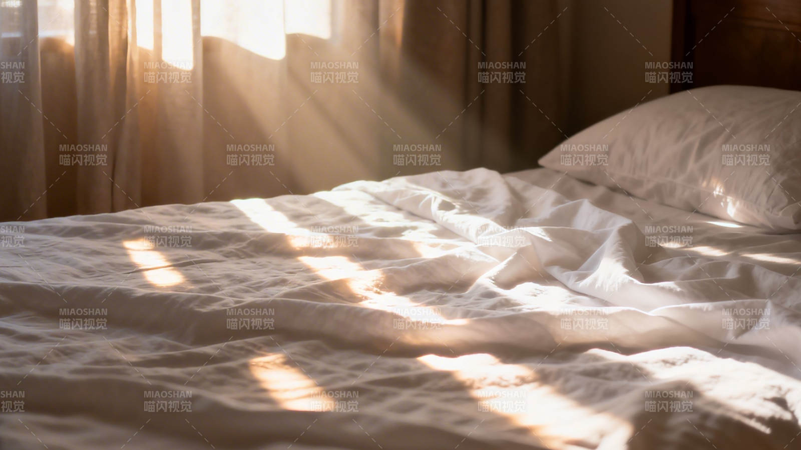 晨光洒床 暖意融融图片