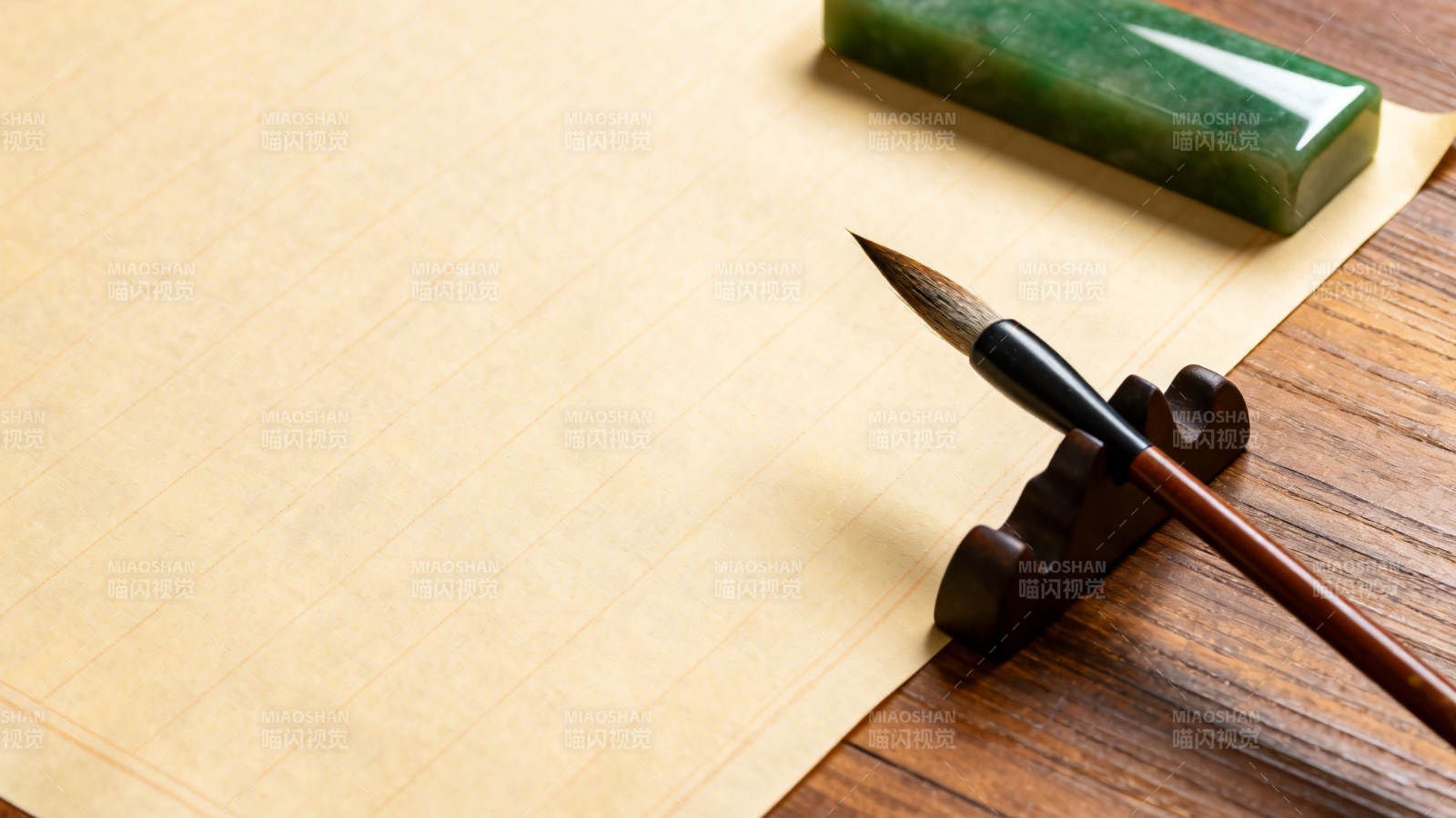 文房四宝静置案头图片