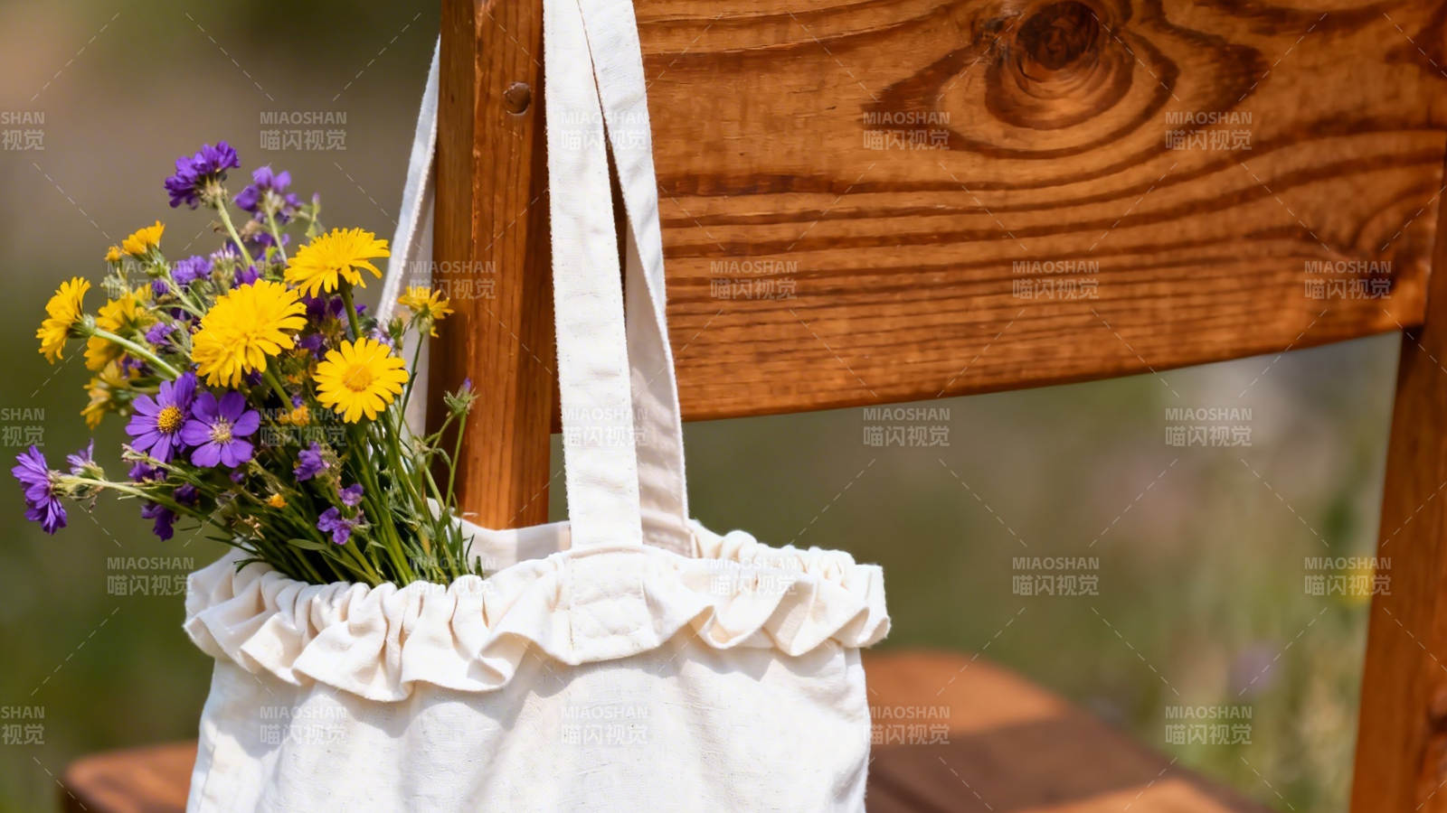 花袋倚木椅 春日静好时图片