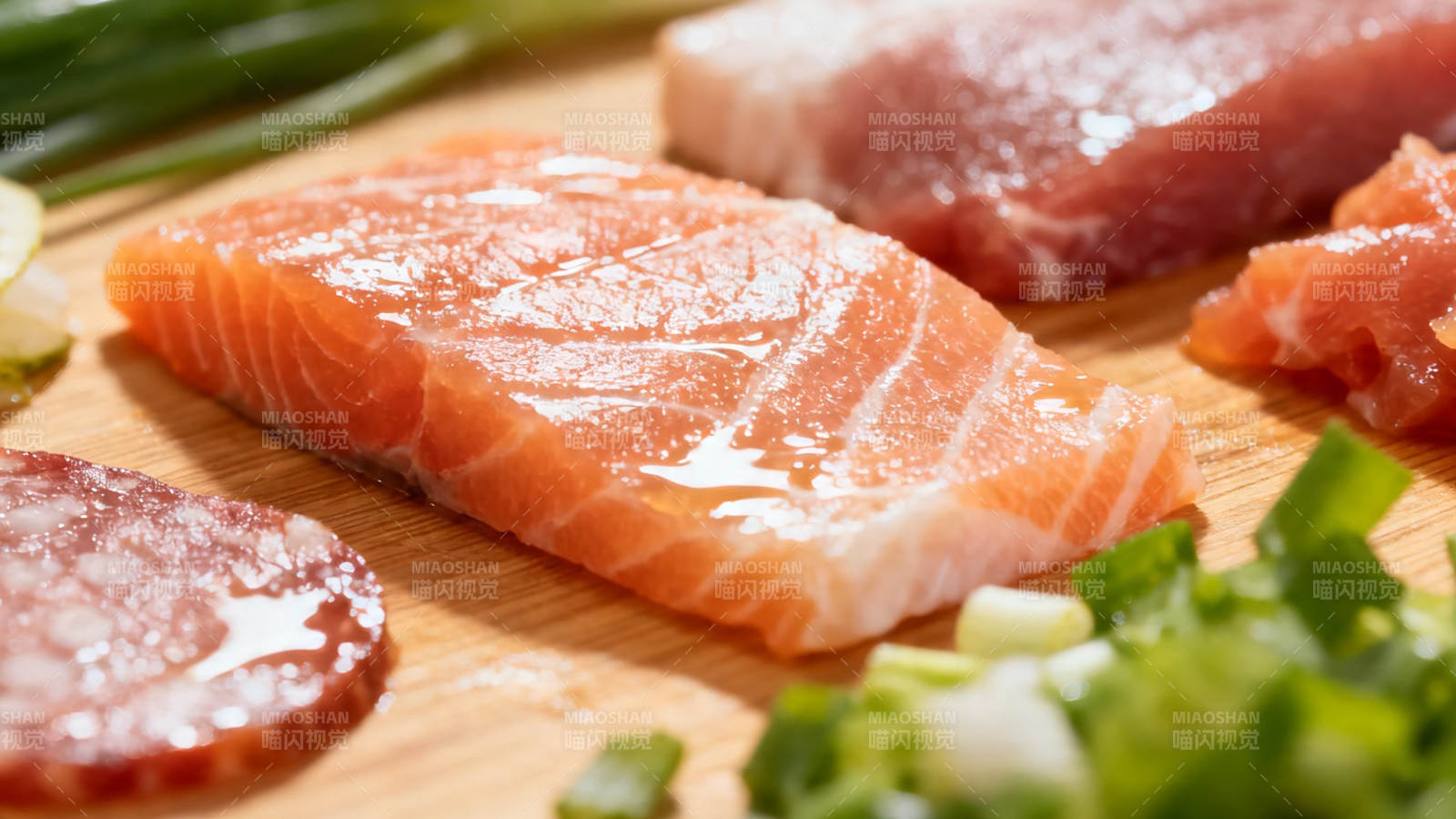 鲜鱼片配葱 日式料理风图片