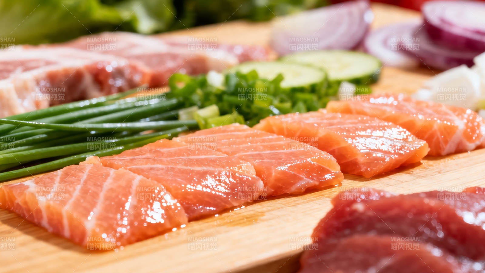 生鲜鱼片配蔬菜 美味待烹图片