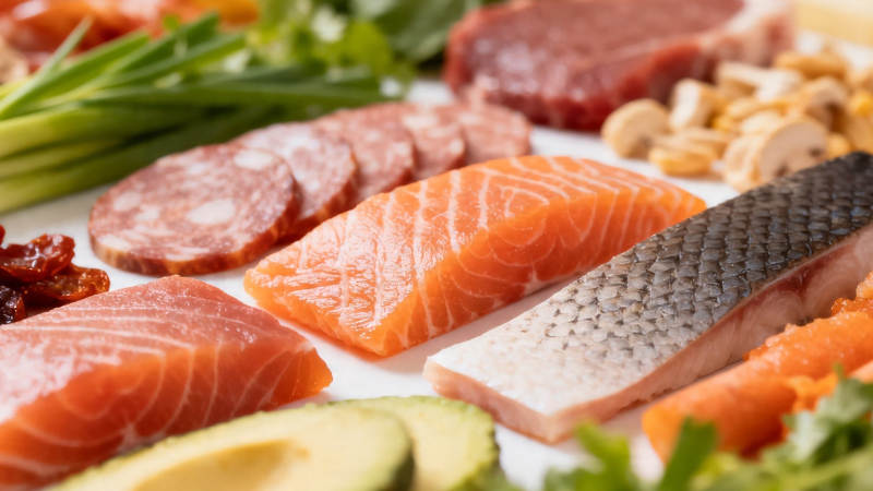 生鱼片拼盘配坚果香草图片