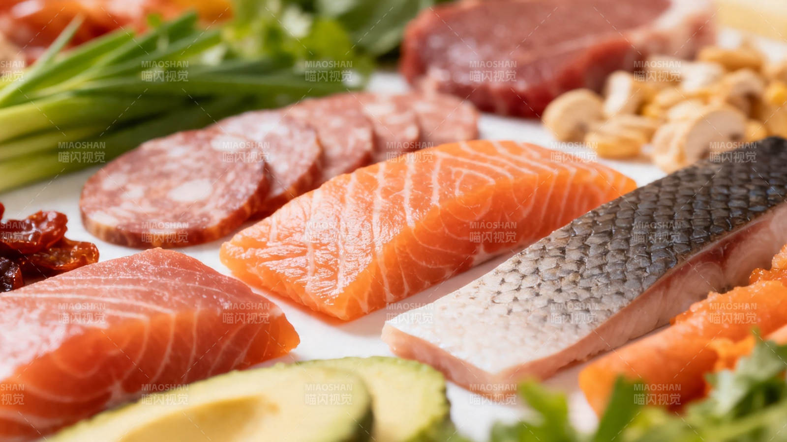 生鱼片拼盘配坚果香草图片