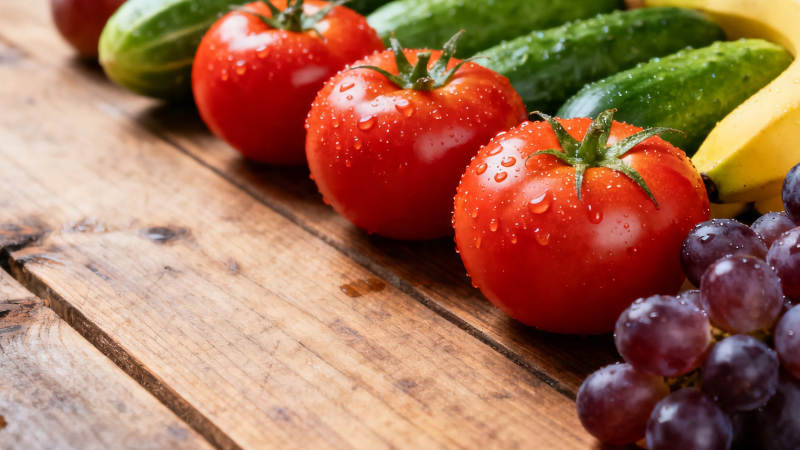 新鲜蔬果摆木桌 水珠晶莹诱人食欲图片