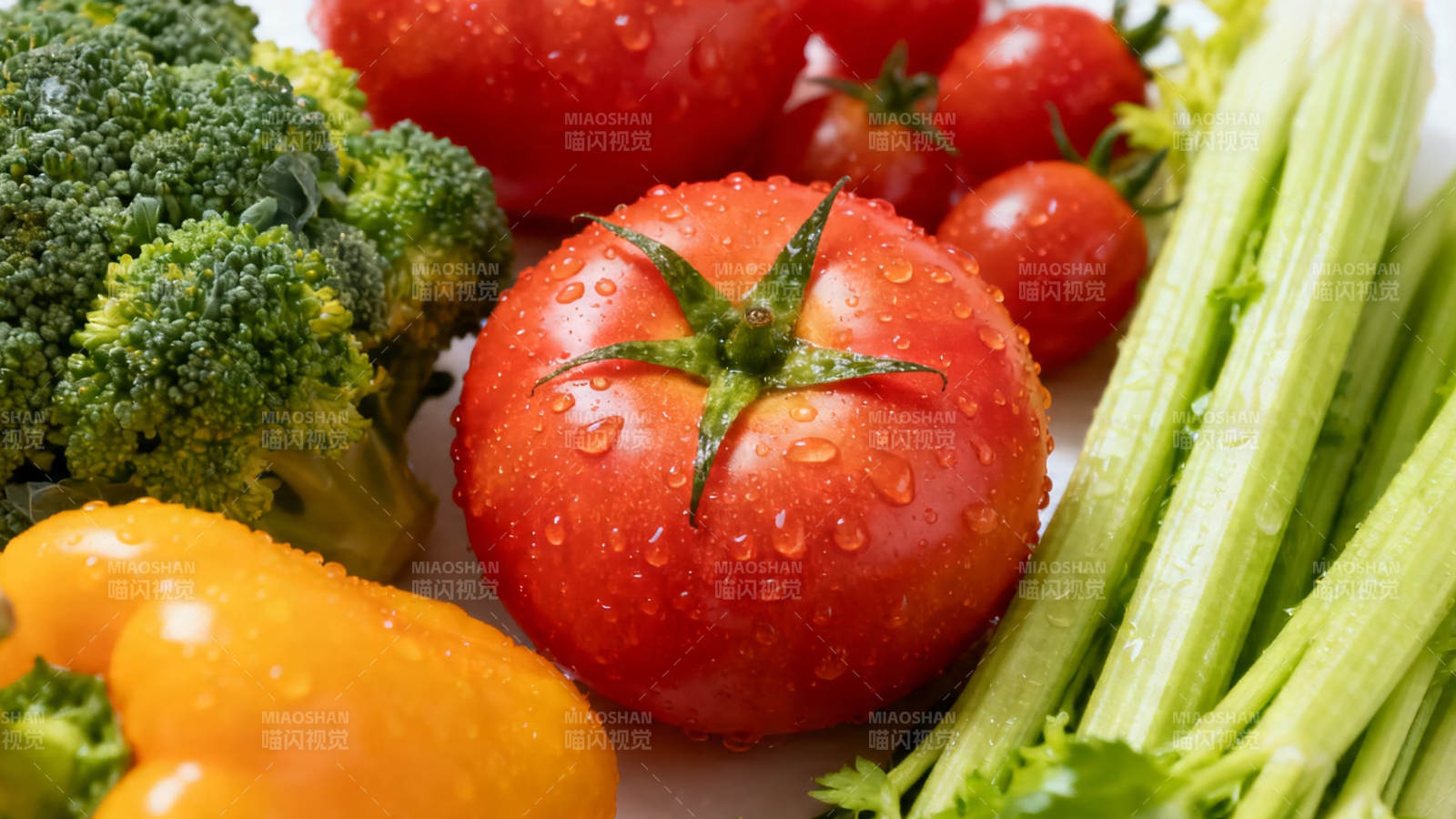 新鲜蔬菜特写 水珠晶莹诱人图片