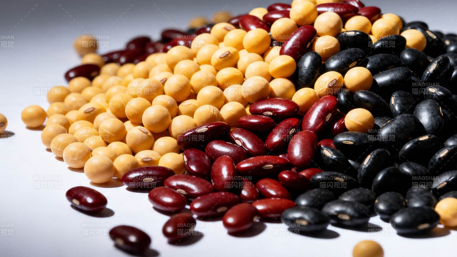 三色豆堆叠 色彩斑斓诱人图片