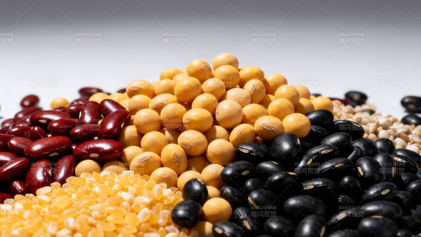 五谷杂粮堆叠特写图片