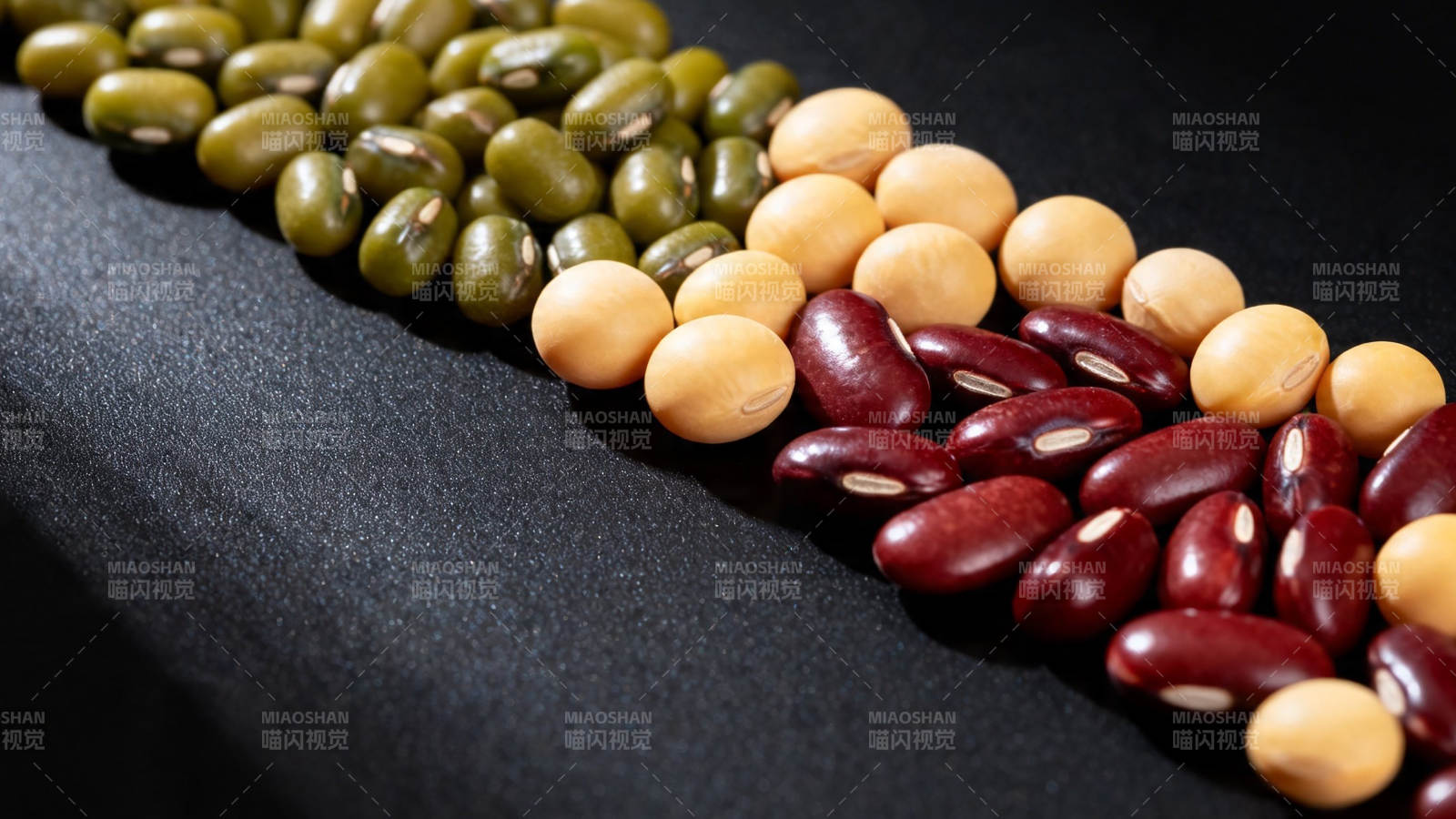 三色豆排布 黑底显色彩图片