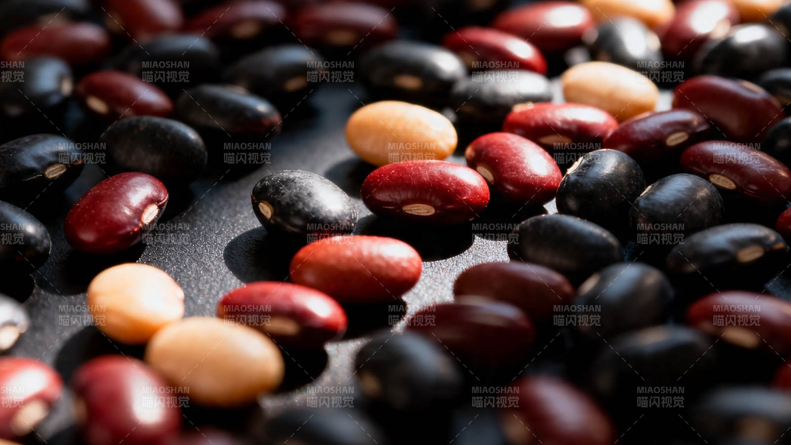 五彩豆粒散落于黑面图片