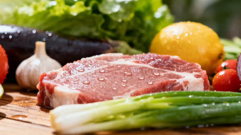 新鲜牛排配蔬菜 健康美味图片