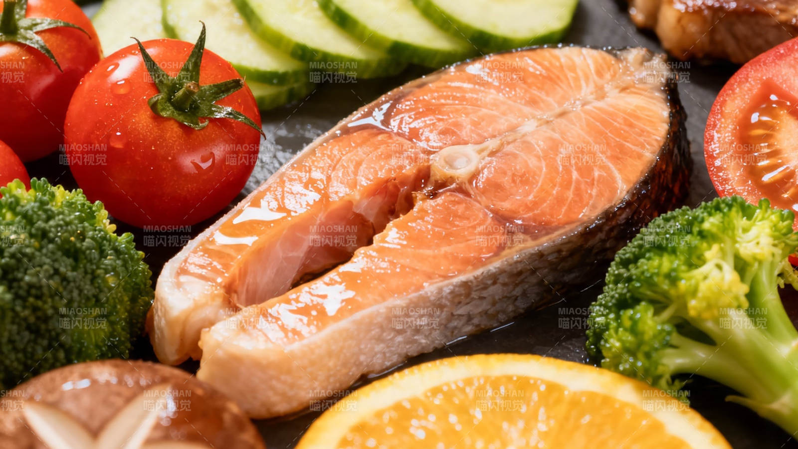 三文鱼配蔬果 健康美味餐图片