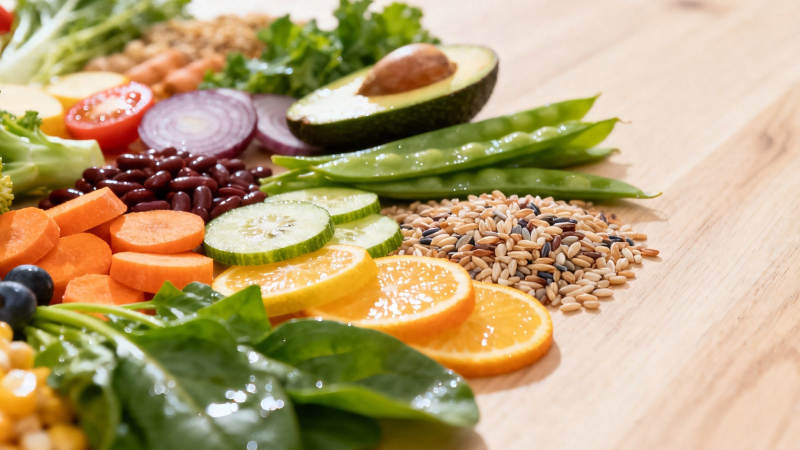 新鲜蔬果谷物健康餐盘图片