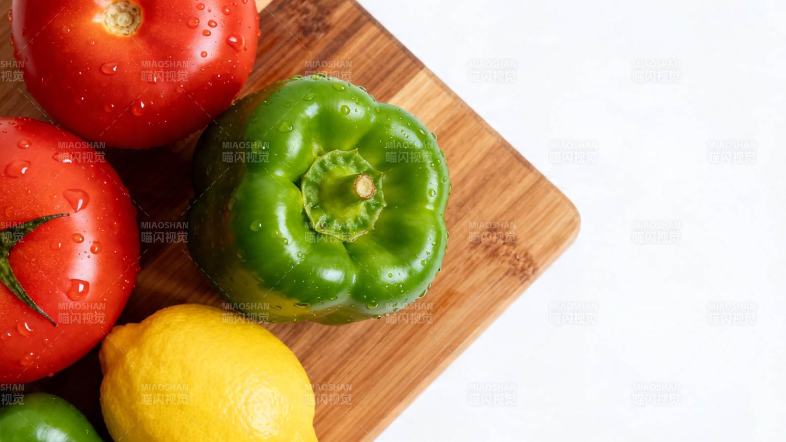 新鲜蔬果木板上摆放图片