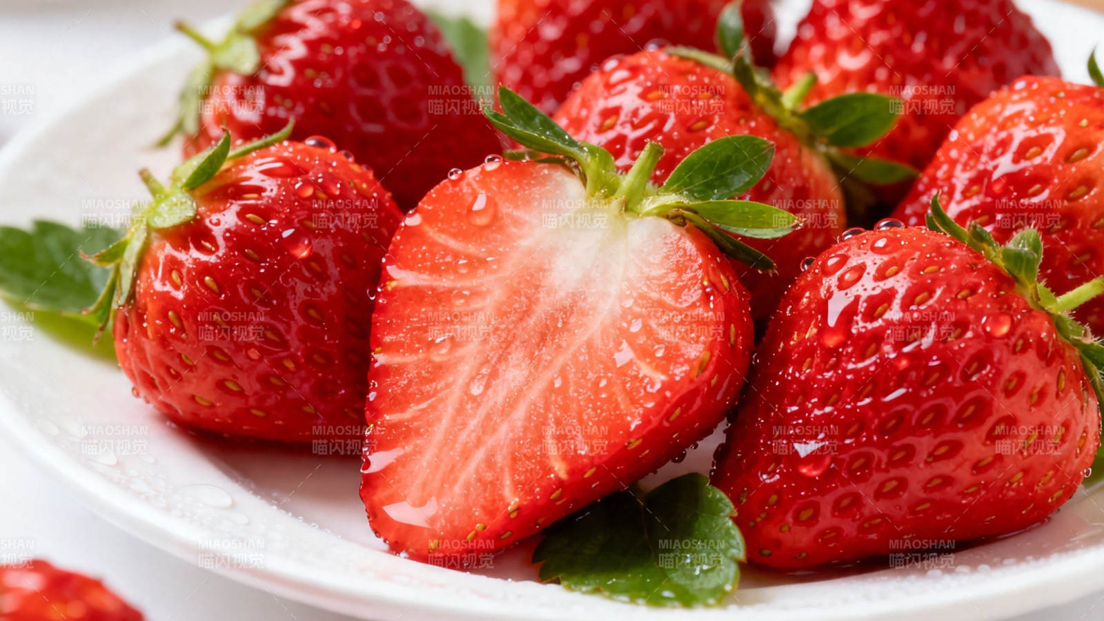 鲜红草莓 切半诱人图片