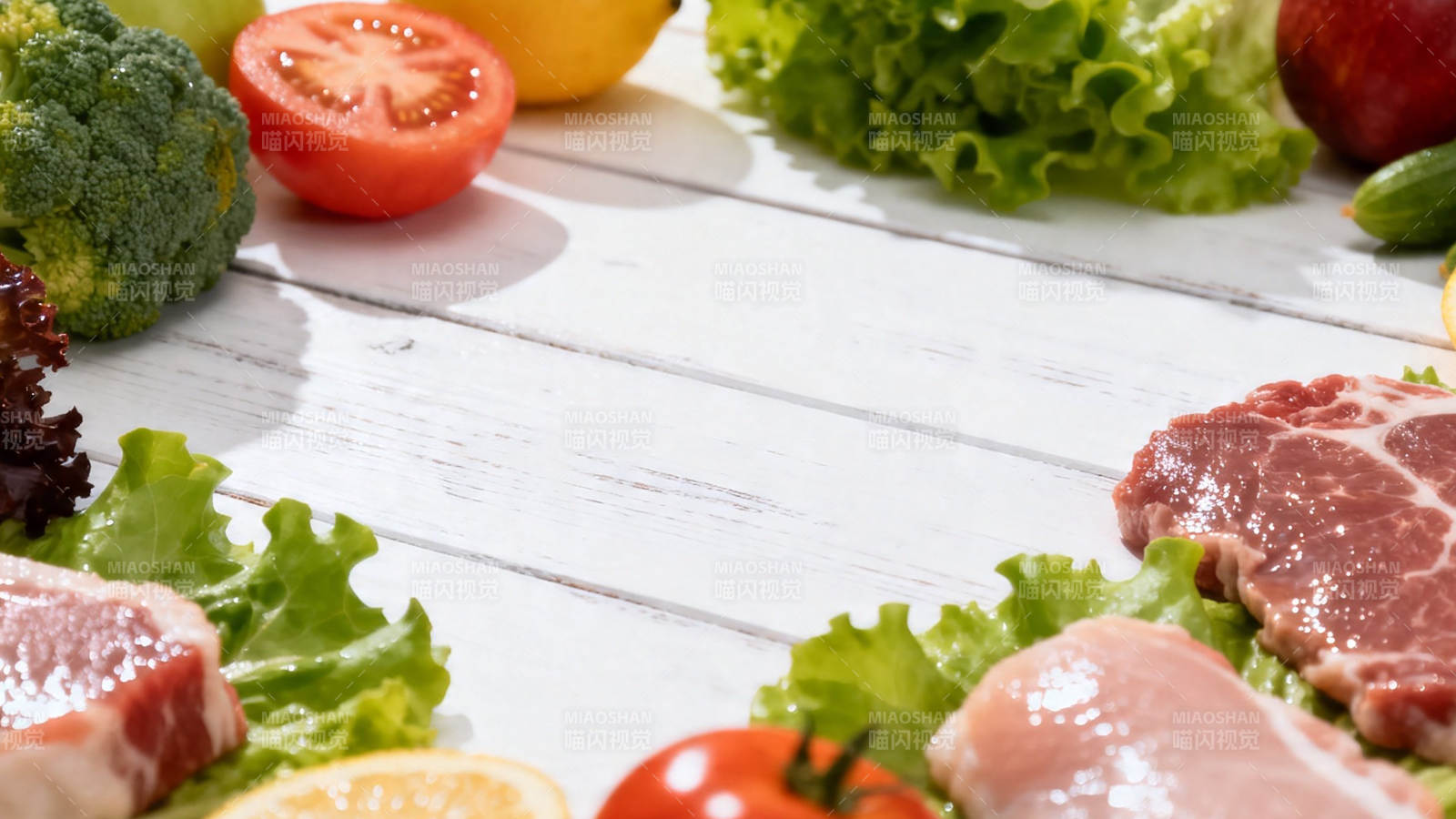 新鲜食材搭配生肉待烹图片