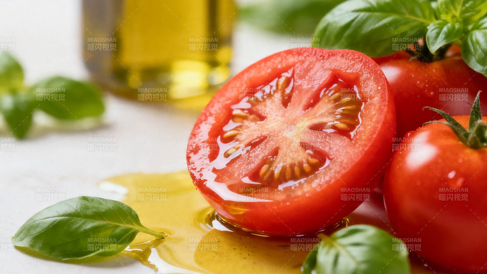 番茄罗勒橄榄油特写图片