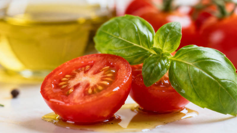 番茄罗勒配橄榄油图片