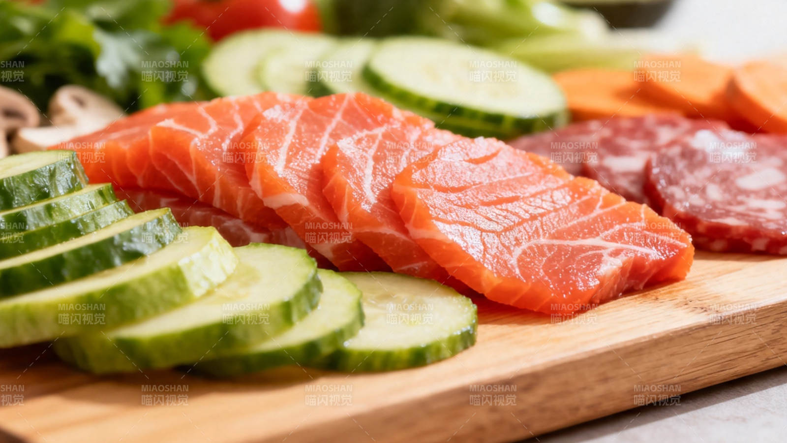 三文鱼配黄瓜片 清新健康餐图片