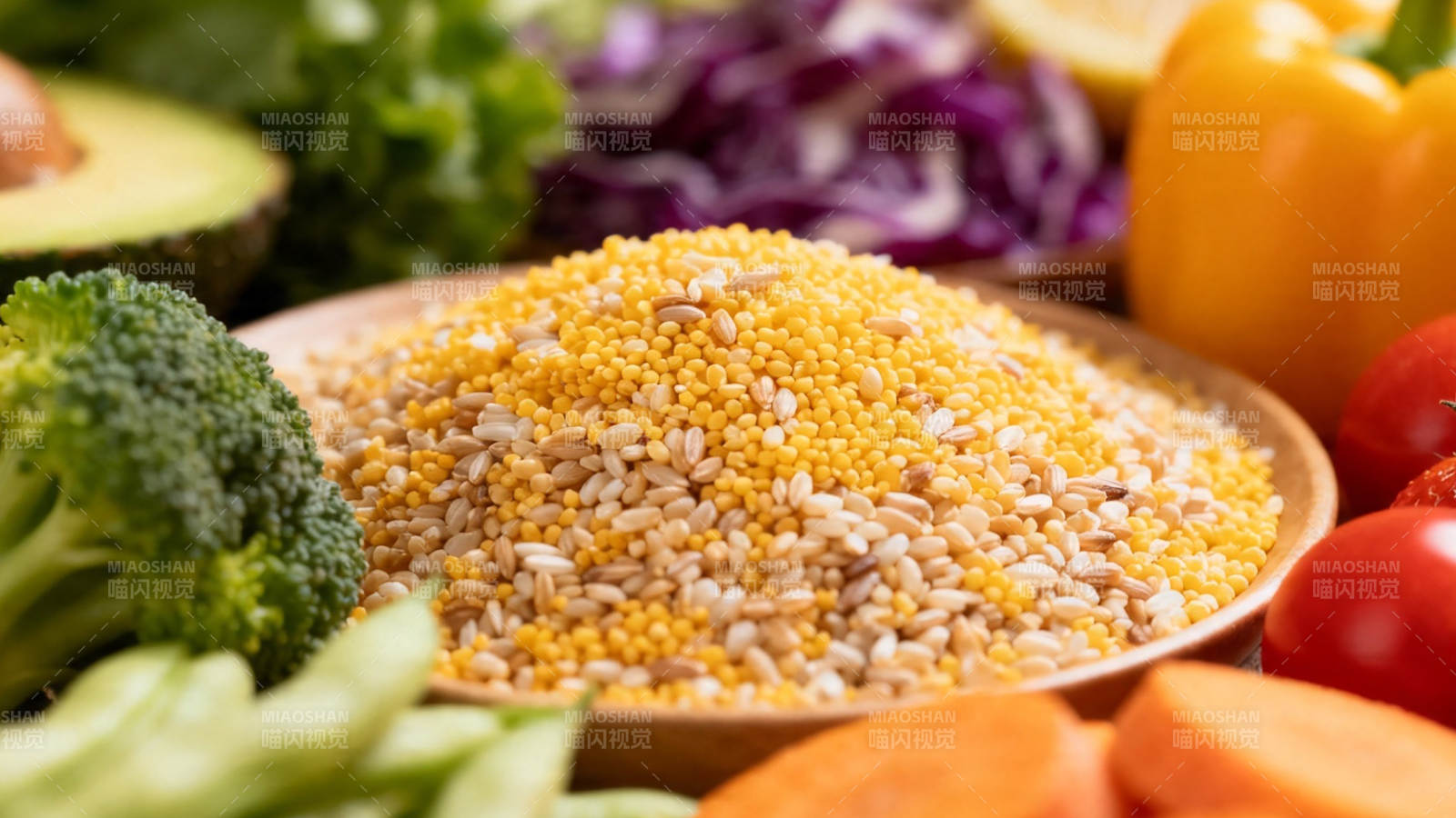 五谷杂粮配鲜蔬 营养均衡好选择图片
