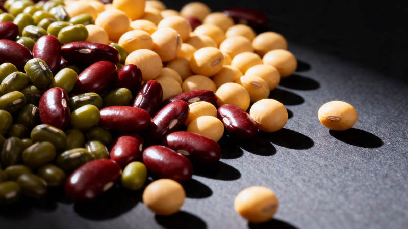 五彩豆粒散落黑面图片