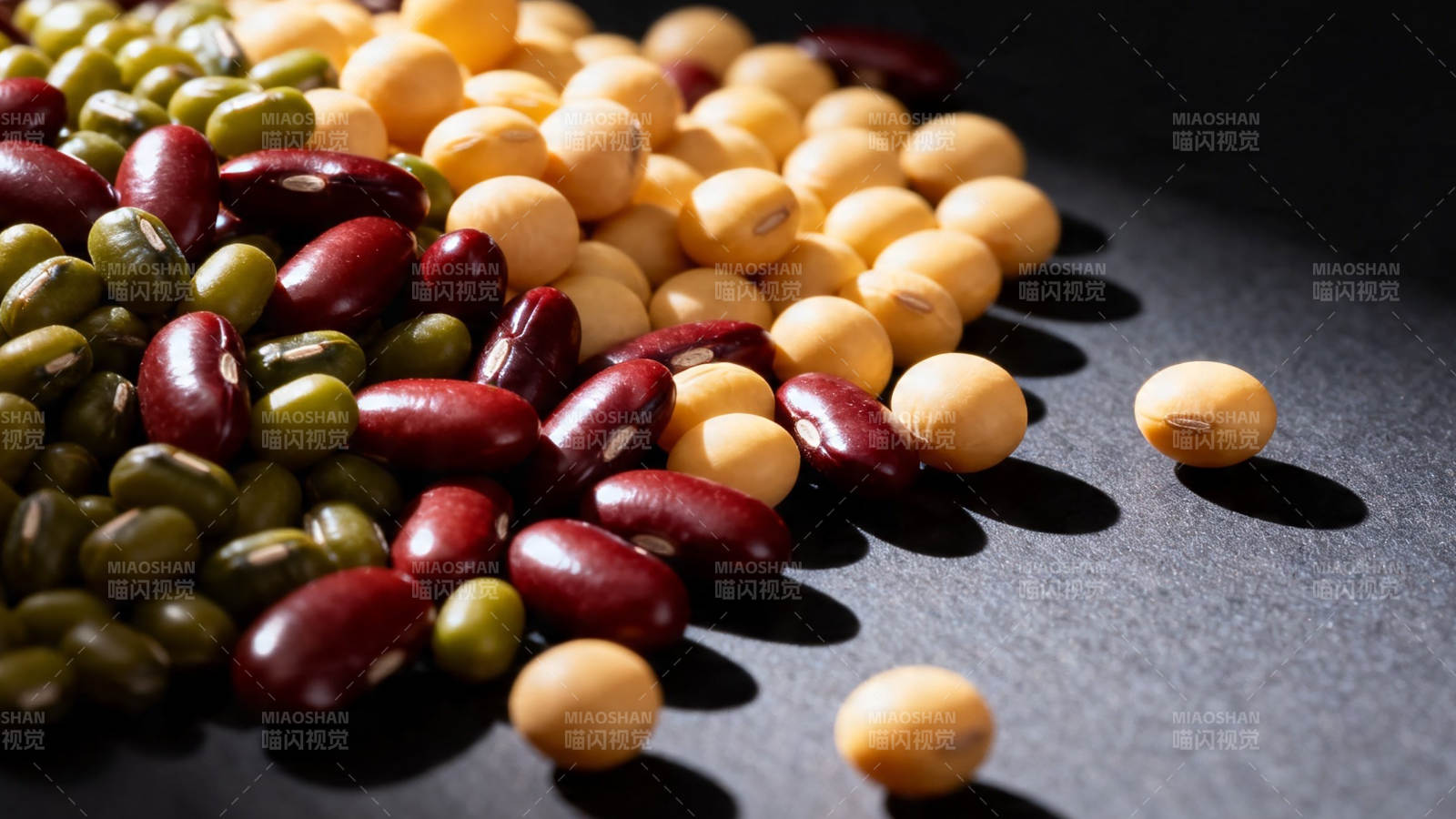 五彩豆粒散落黑面图片